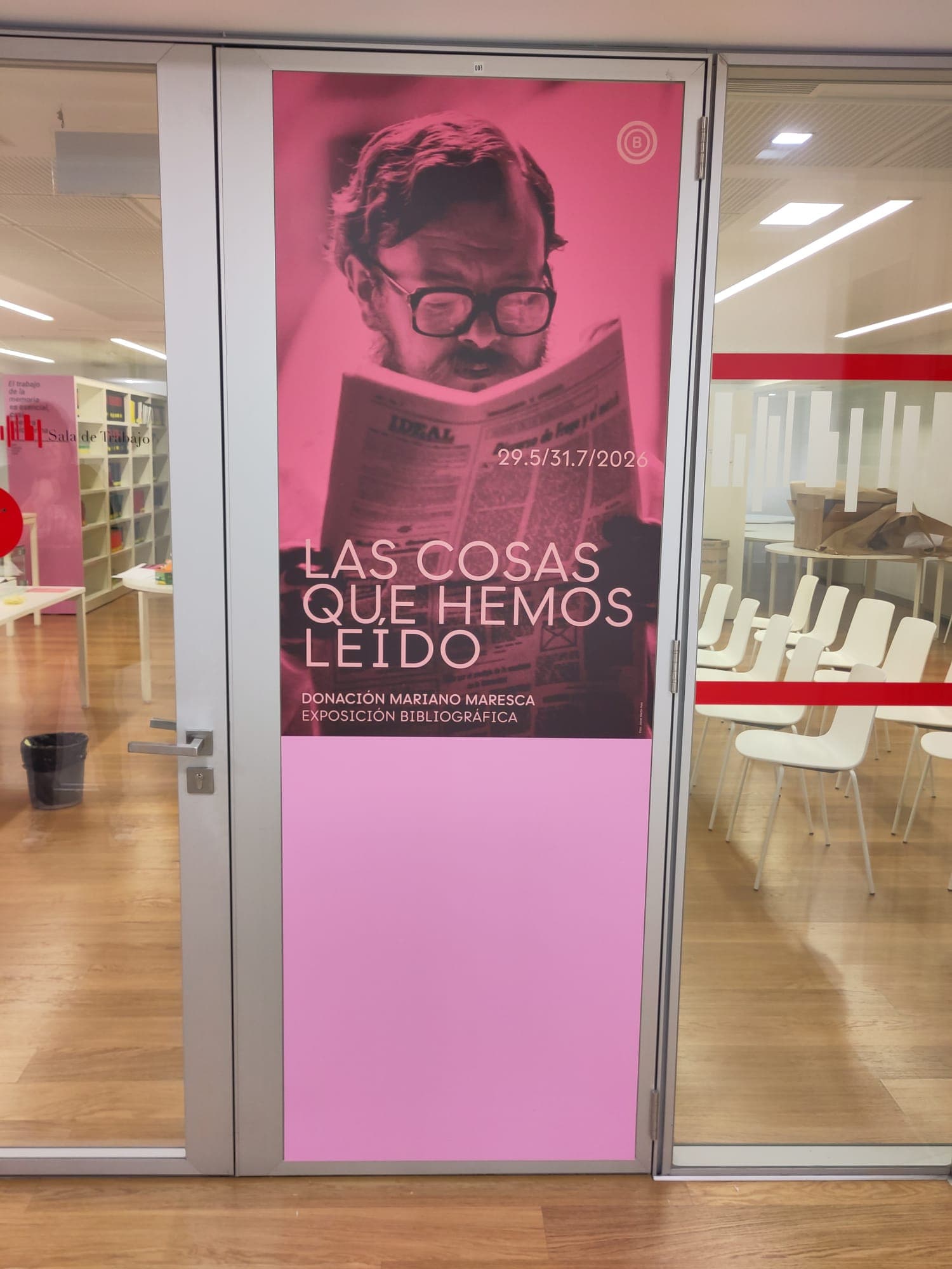 Cartel de la exposición en la puerta de entrada