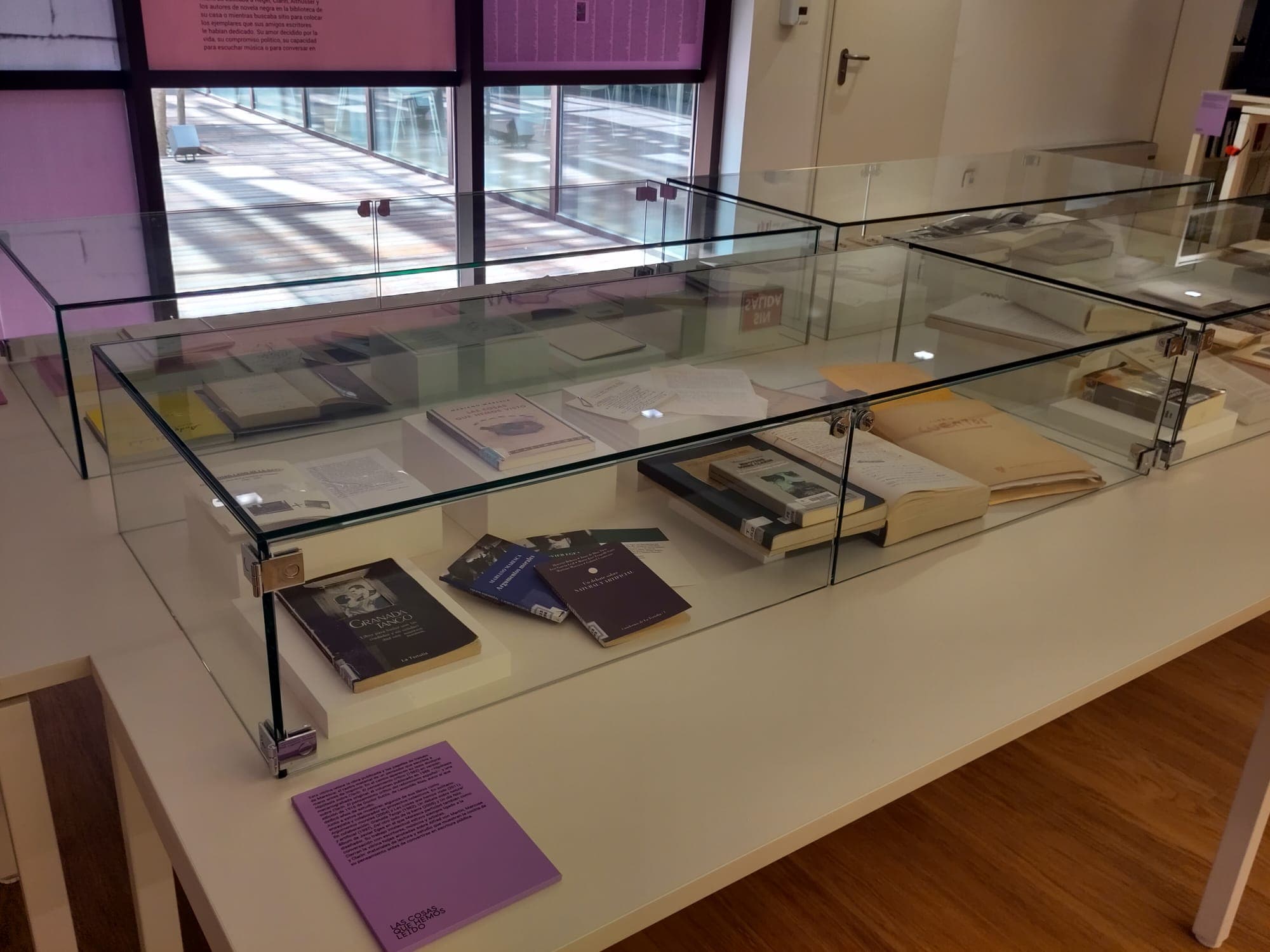 Vitrina con libros dedicados y manuscritos
